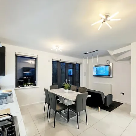 Modern Beautiful 5 Bed -Sleeps 13 - Free Parking Vila
